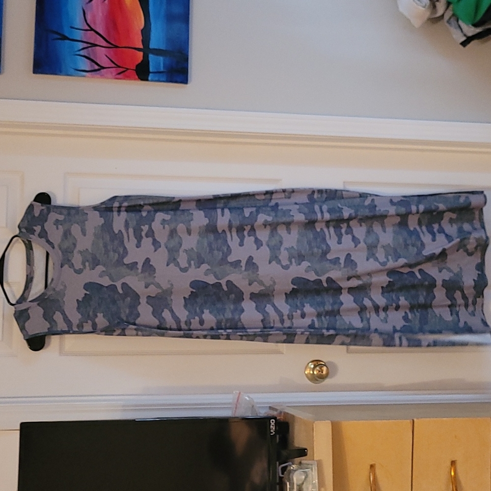 Sleeveless camo print dress